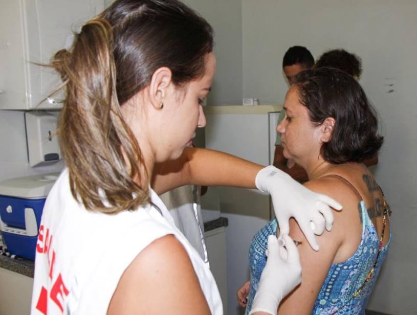 Saúde vacina mais de mil pessoas durante plantão em Marcílio de Noronha
