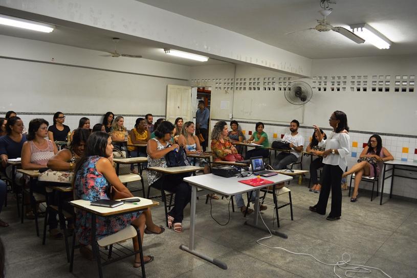 Professores e comunidade participam de formação em Viana