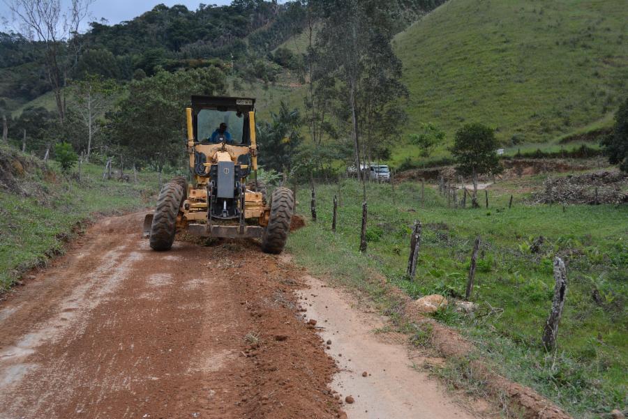 Estrada rural usada para transporte escolar recebe melhorias