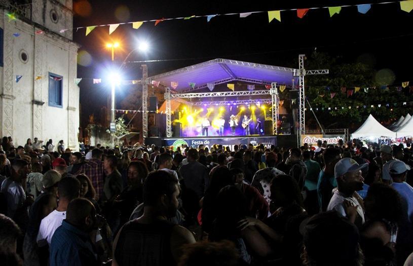 Quatro mil pessoas curtem shows na Festa de Araçatiba