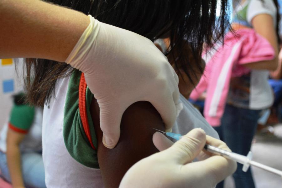 Saúde leva vacinação contra HPV e Meningite para escolas