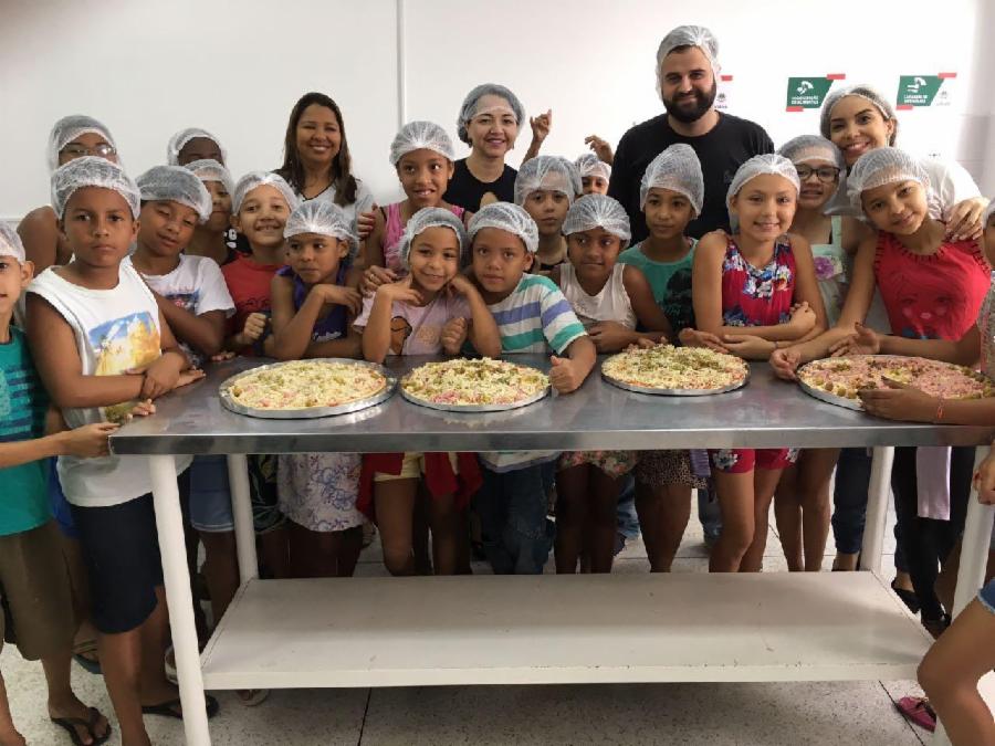 Crianças do CRAS fazem oficina de pizza no Centro de Qualificação Profissional
