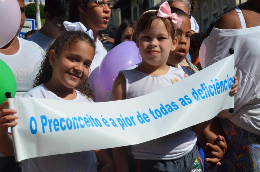 Crianças da Apae abrem Semana Nacional da Pessoa com Deficiência durante caminhada em Viana Sede