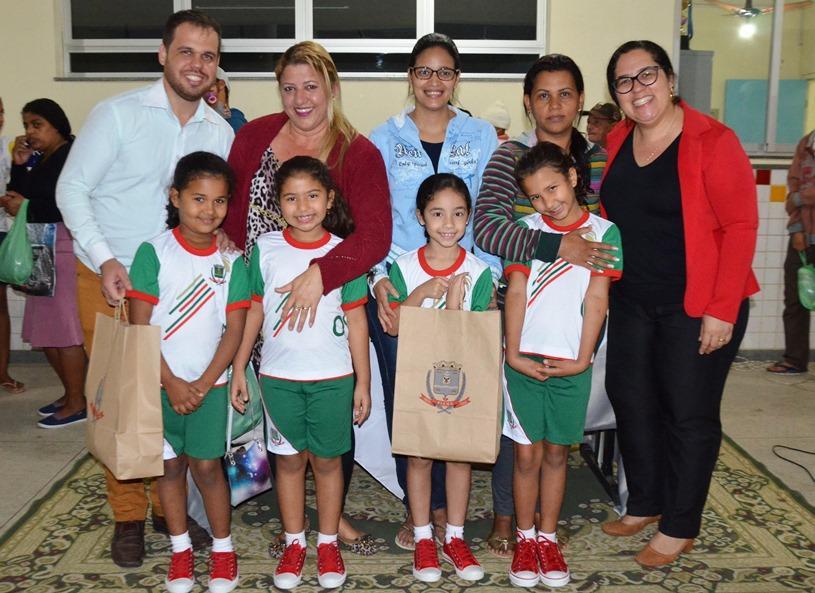 Alunos das escolas de Ipanema e Jucu recebem novos uniformes