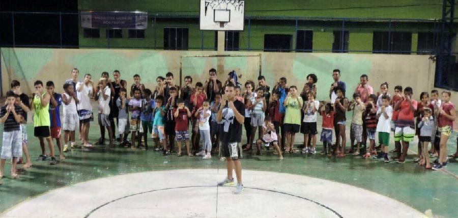 Projeto social ensina boxe de graça para crianças e adolescentes de Viana