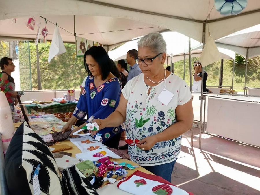 Artesãos levam opções de presentes para o Dia das Mães na Praça de Viana Sede