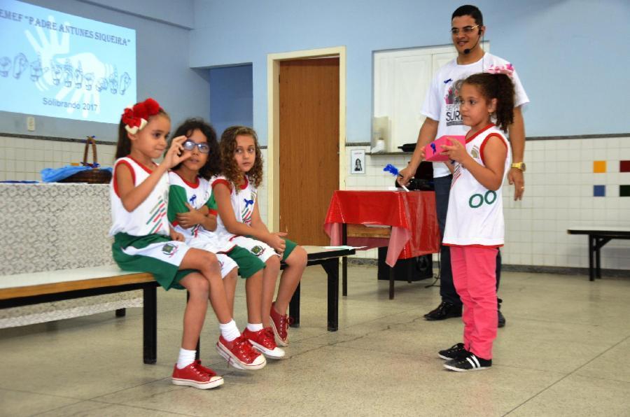 Libras rompe silêncio e promove inclusão nas escolas de Viana