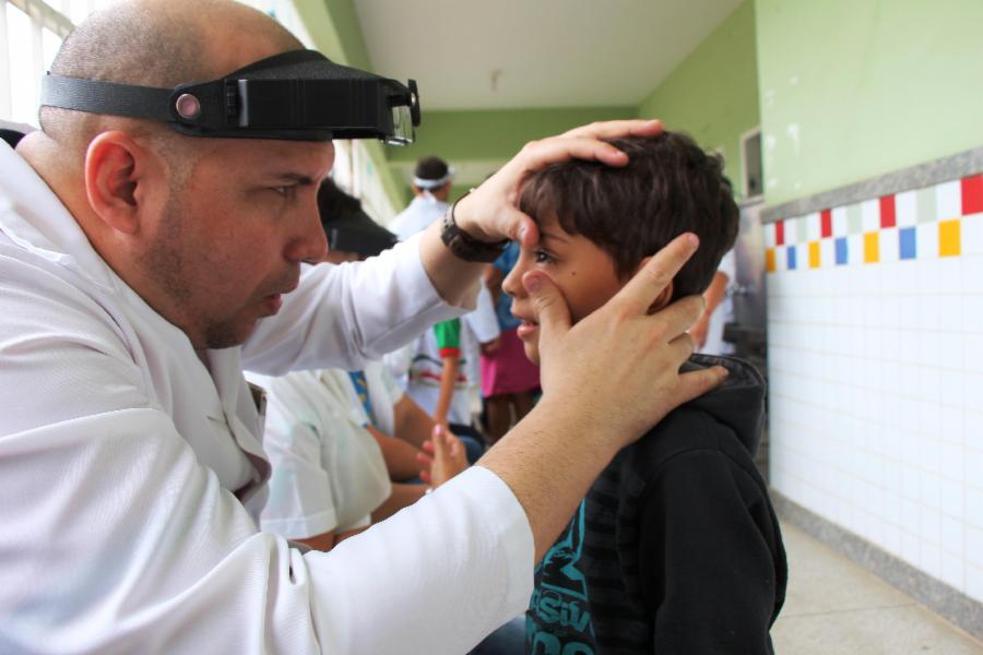 Tracoma: mutirão da Saúde examina alunos da rede municipal