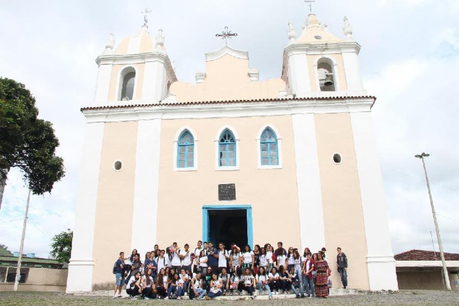 Alunos do Ifes visitam igrejas de Viana para serem disponibilizadas em um APP