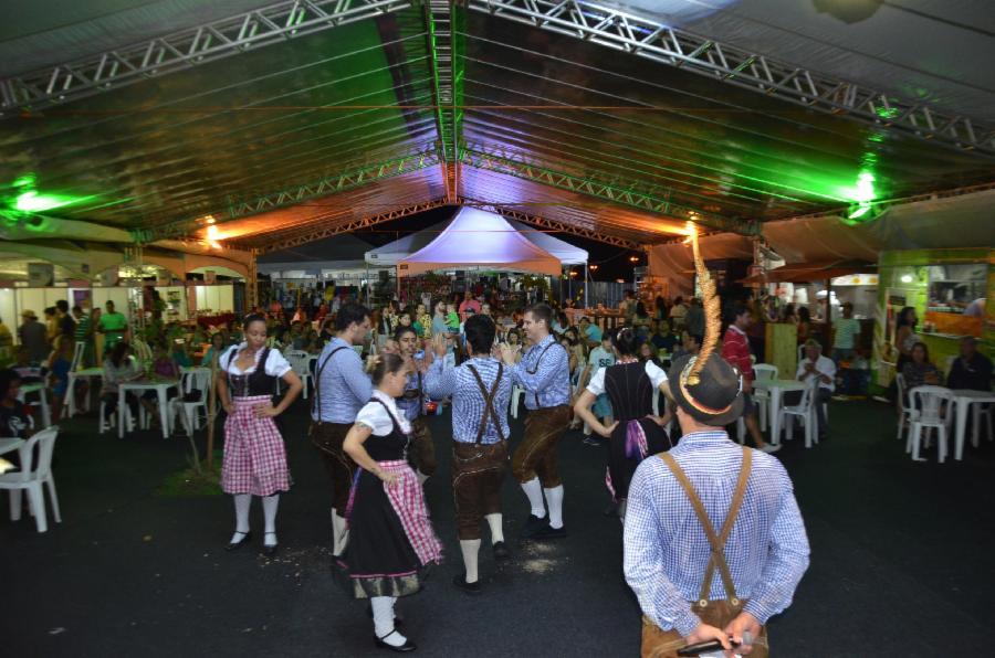Dança alemã abre a noite cultural da 1º Feira de Negócios de Viana