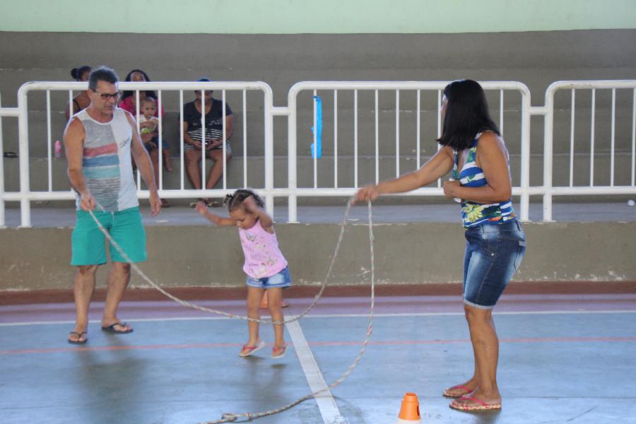 Colônia de Férias resgata brincadeiras antigas para crianças e famílias de Viana