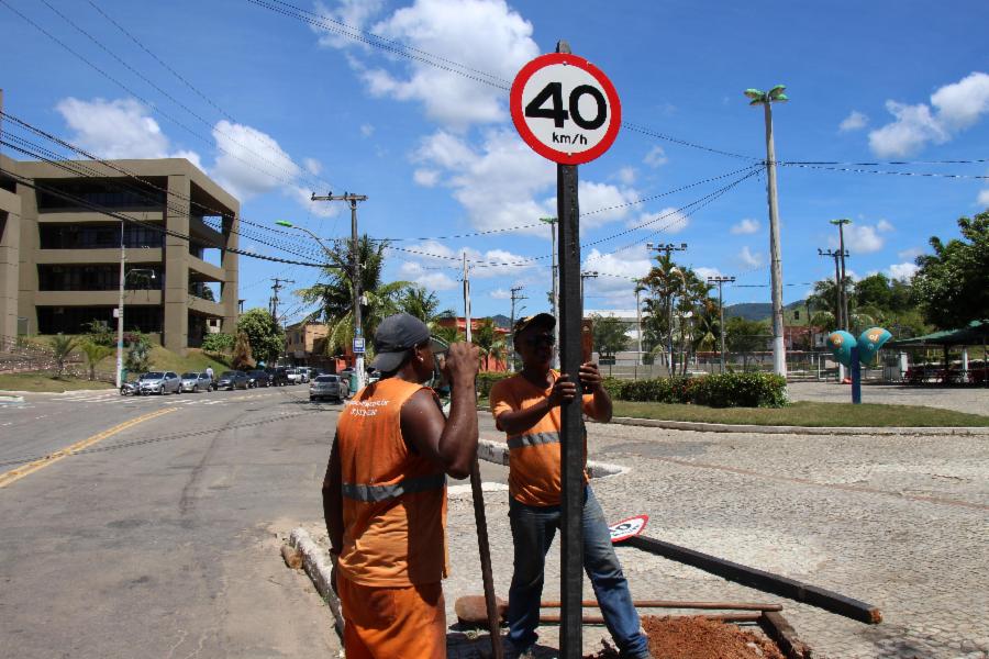 Viana Sede recebe sinalização de trânsito