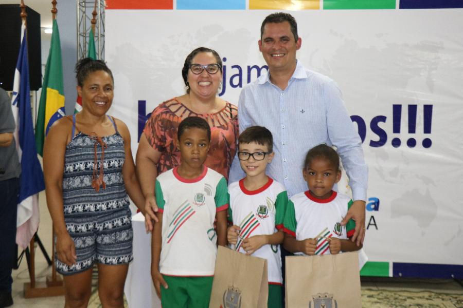 Alunos das escolas Padre Antunes e Dorival Brandão recebem novos uniformes