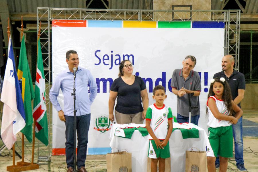 Escolas de Soteco e Campo Verde recebem uniformes e material pedagógico