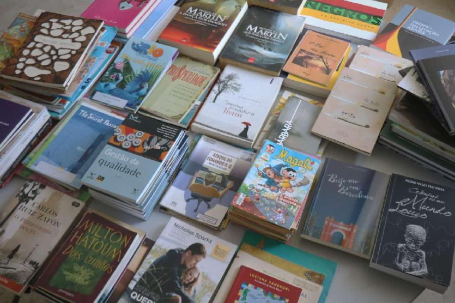 Biblioteca municipal recebe doação de mais de 60 livros