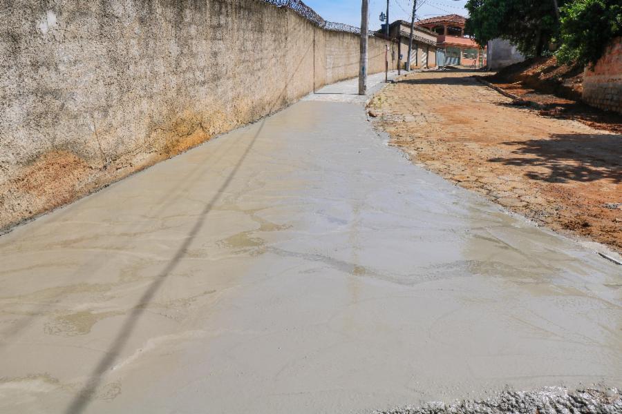 Começa construção de calçada na Rua Tancredo Neves em Canaã