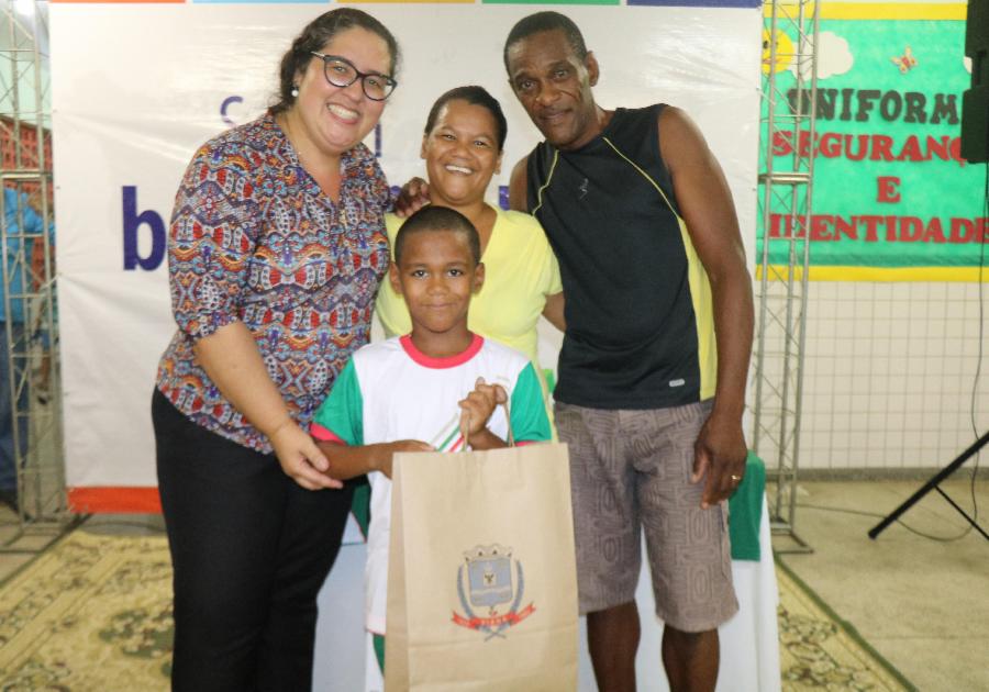 Inova Escola: Alunos de Ipanema recebem uniformes