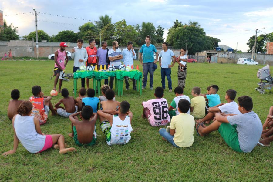 Escolinha de futebol 'Estrelinha' recebe kit de uniforme esportivo