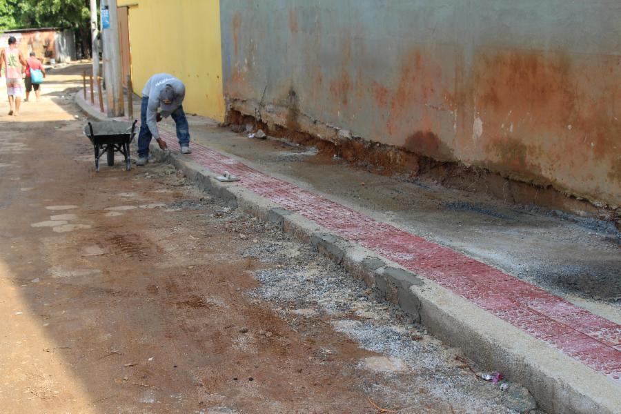 Seguem obras para pavimentação asfáltica na rua Tancredo de Almeida Neves, em Canaã
