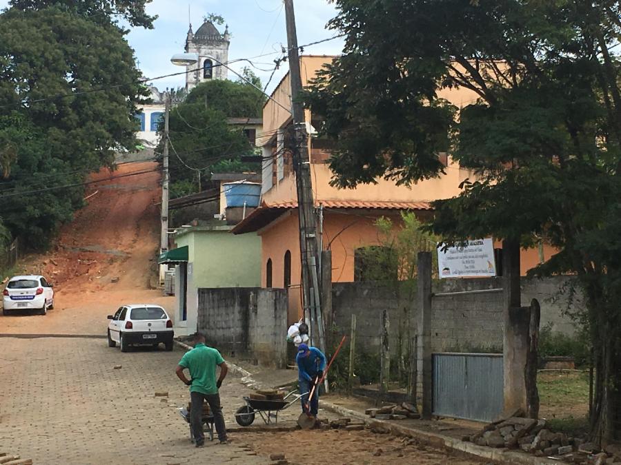 Segue obra de revitalização de ladeira em Araçatiba