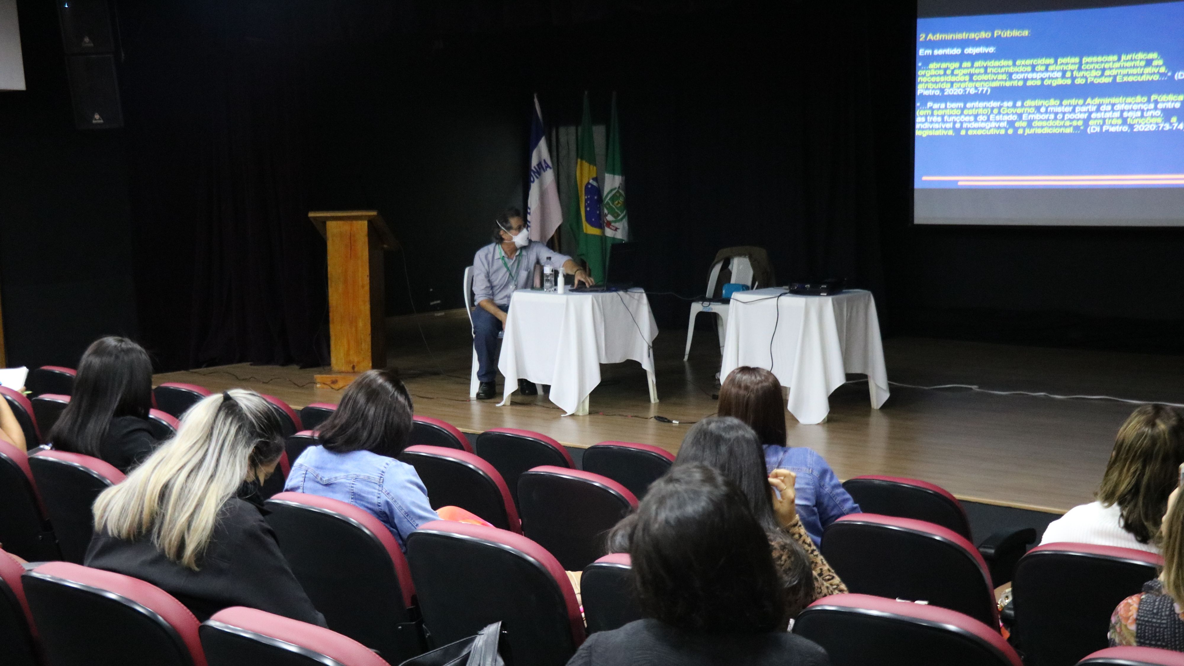O treinamento foi promovido pela Secretaria de Administração e Gestão de Pessoas da Prefeitura Viana.