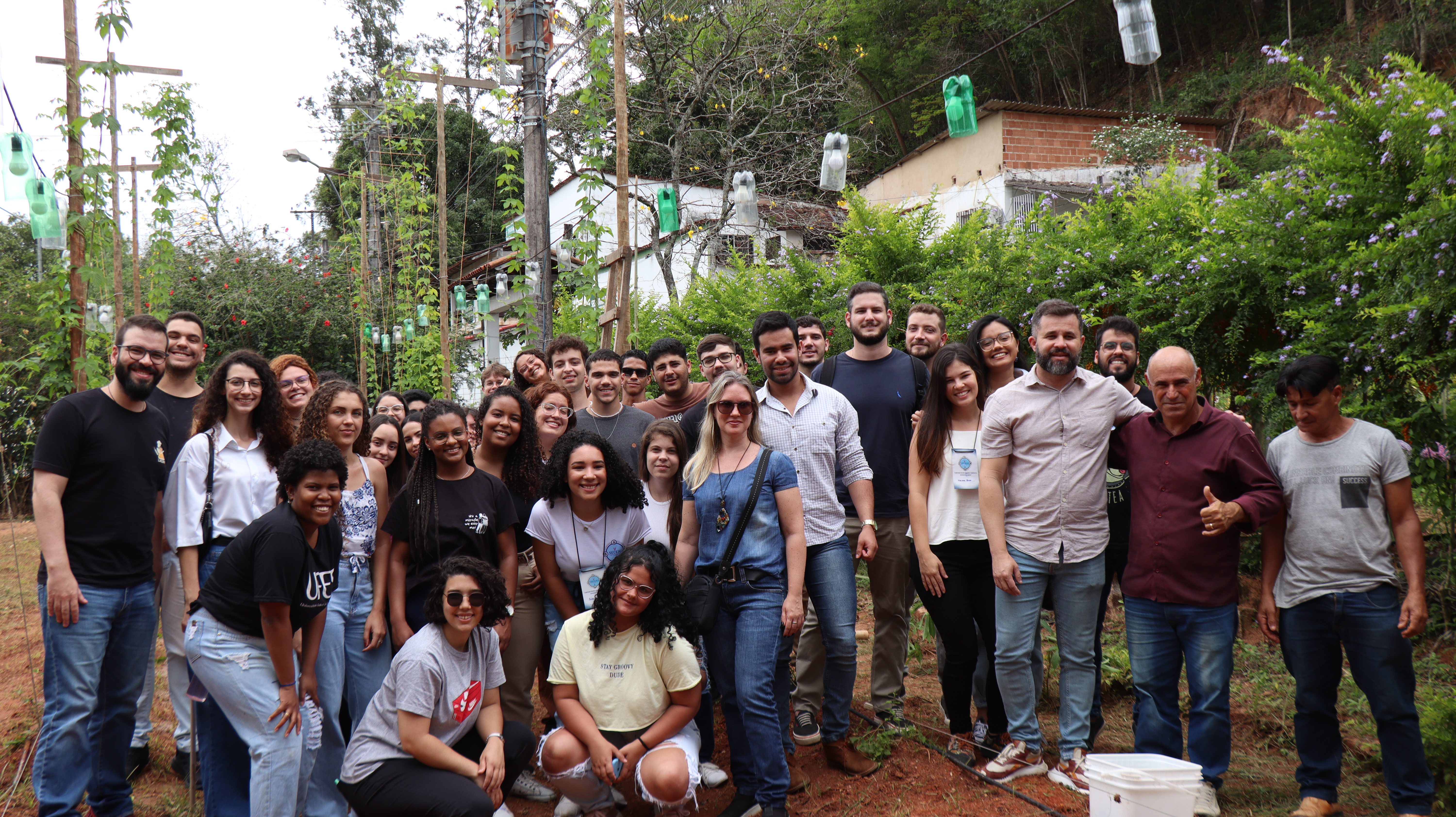 Alunos da UFES de Alegre visitam o campo de lúpulo de Viana