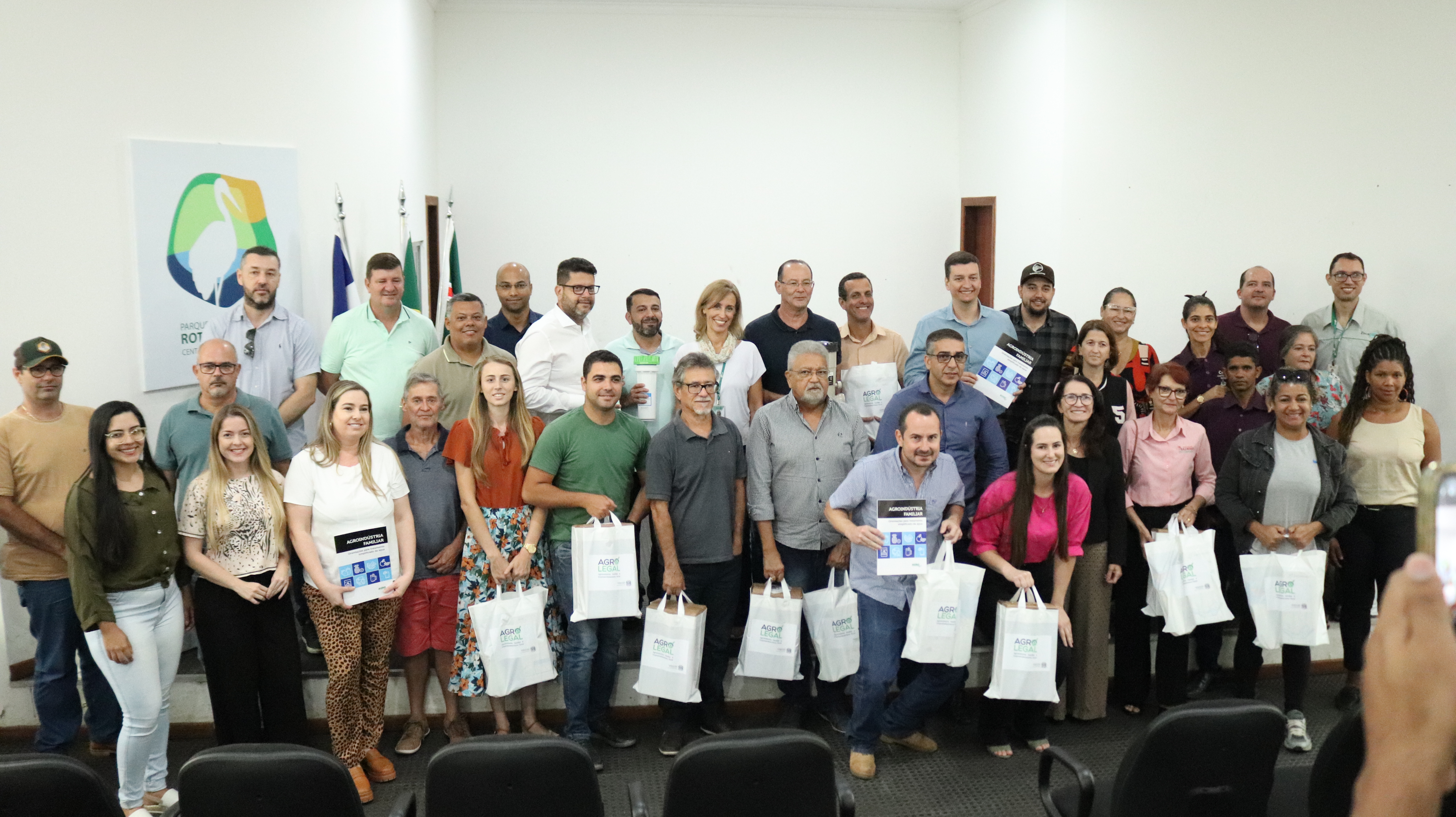 Governo do Estado realiza entrega de kits para tratamento de água para produtores rurais em Viana