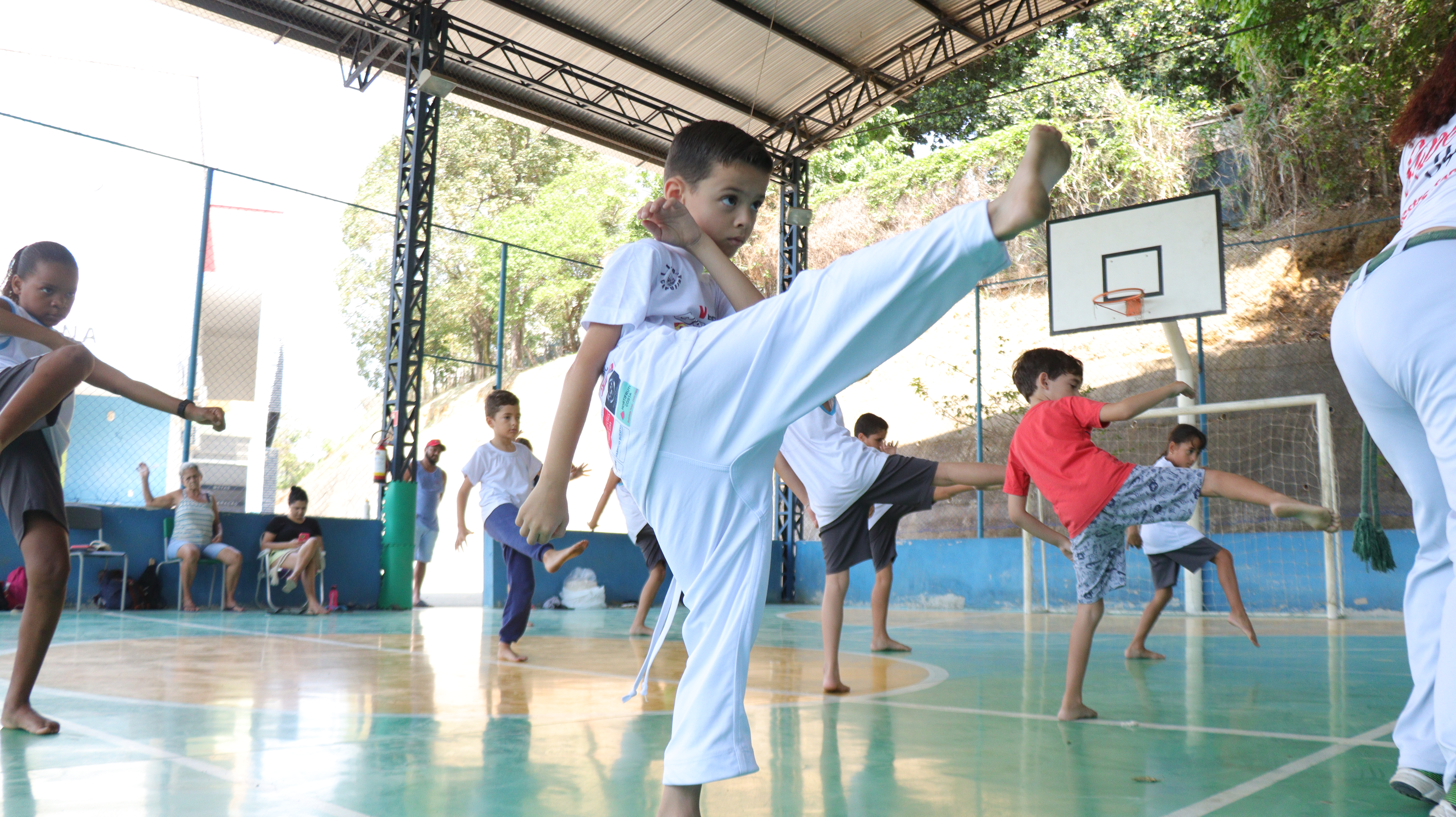 Escola de Viana usa capoeira para ensinar história, esporte e arte