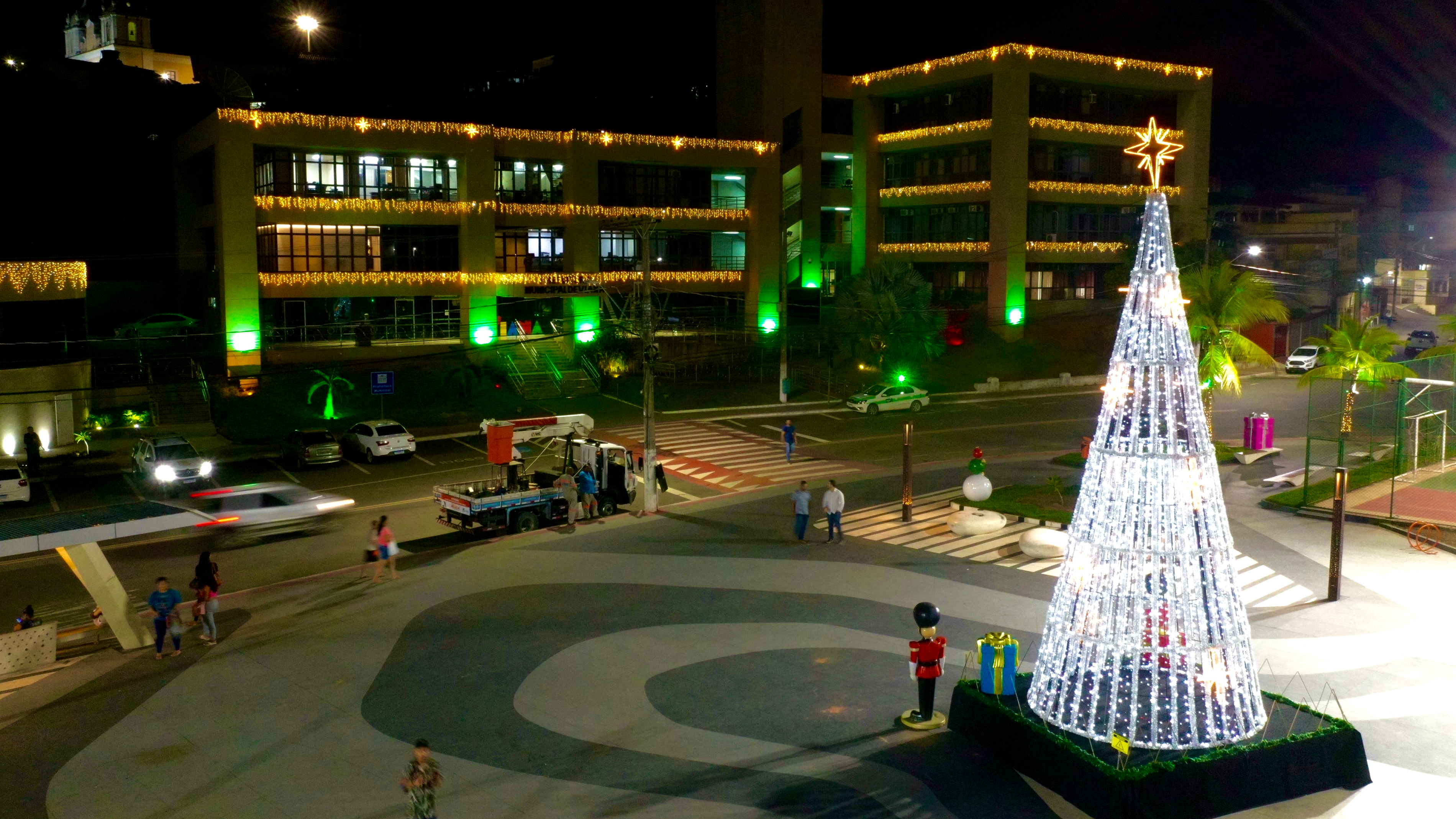 Viana é a primeira cidade do Estado a inaugurar iluminação de Natal