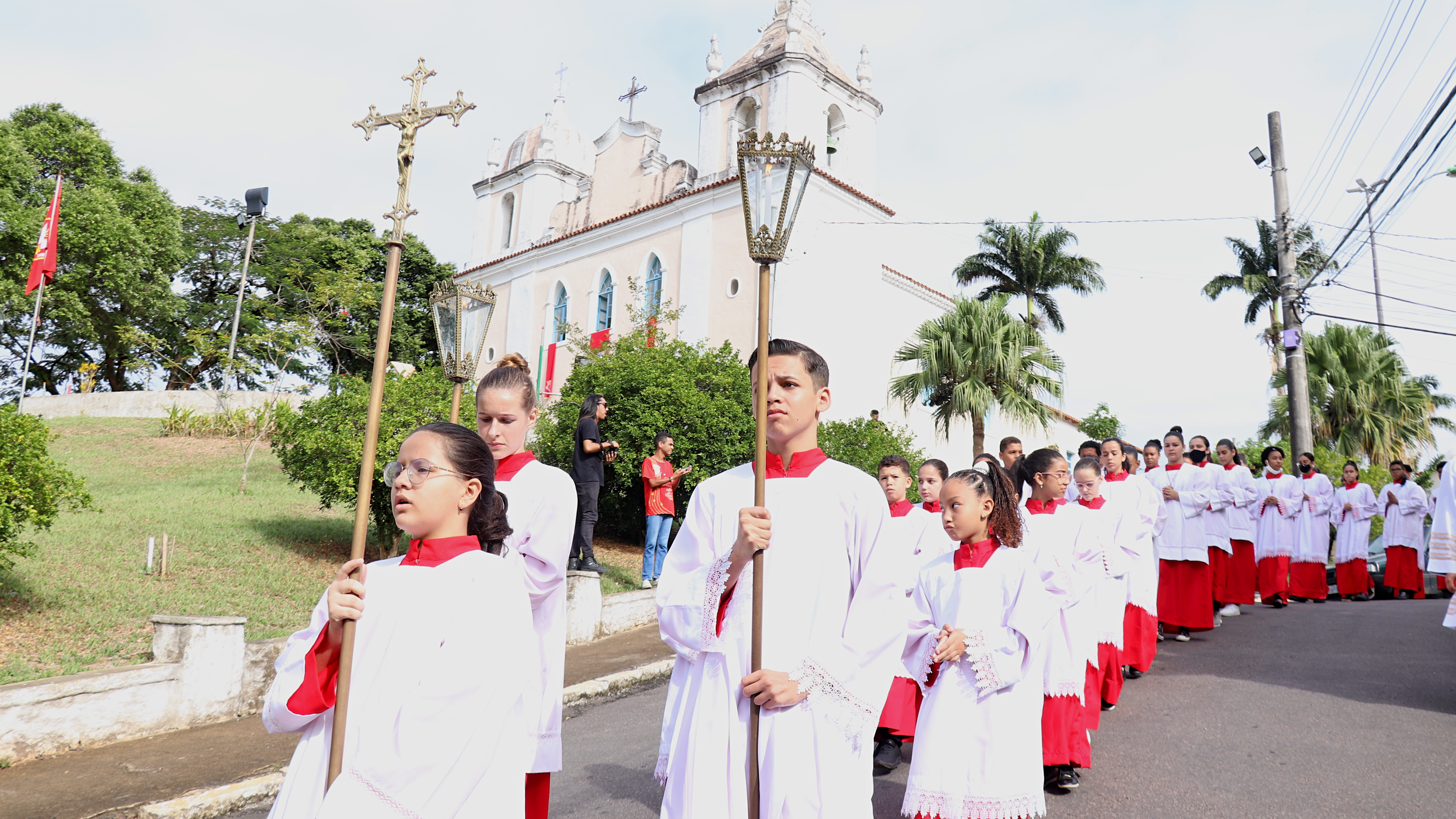 Festa do Divino Espírito Santo reúne centenas de pessoas em missas e celebrações