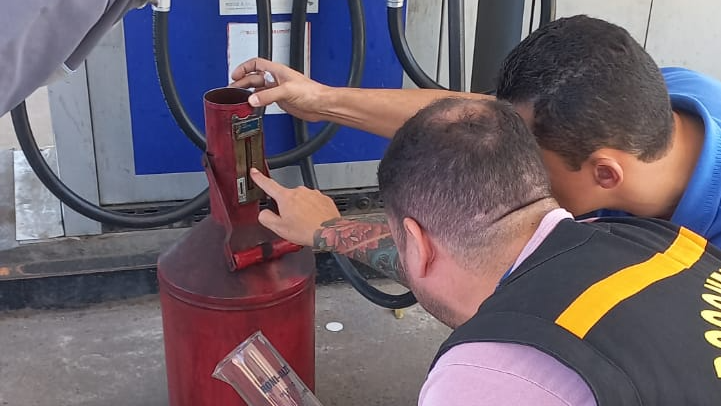 Procon Viana fiscaliza posto de combustível após denúncia de consumidor