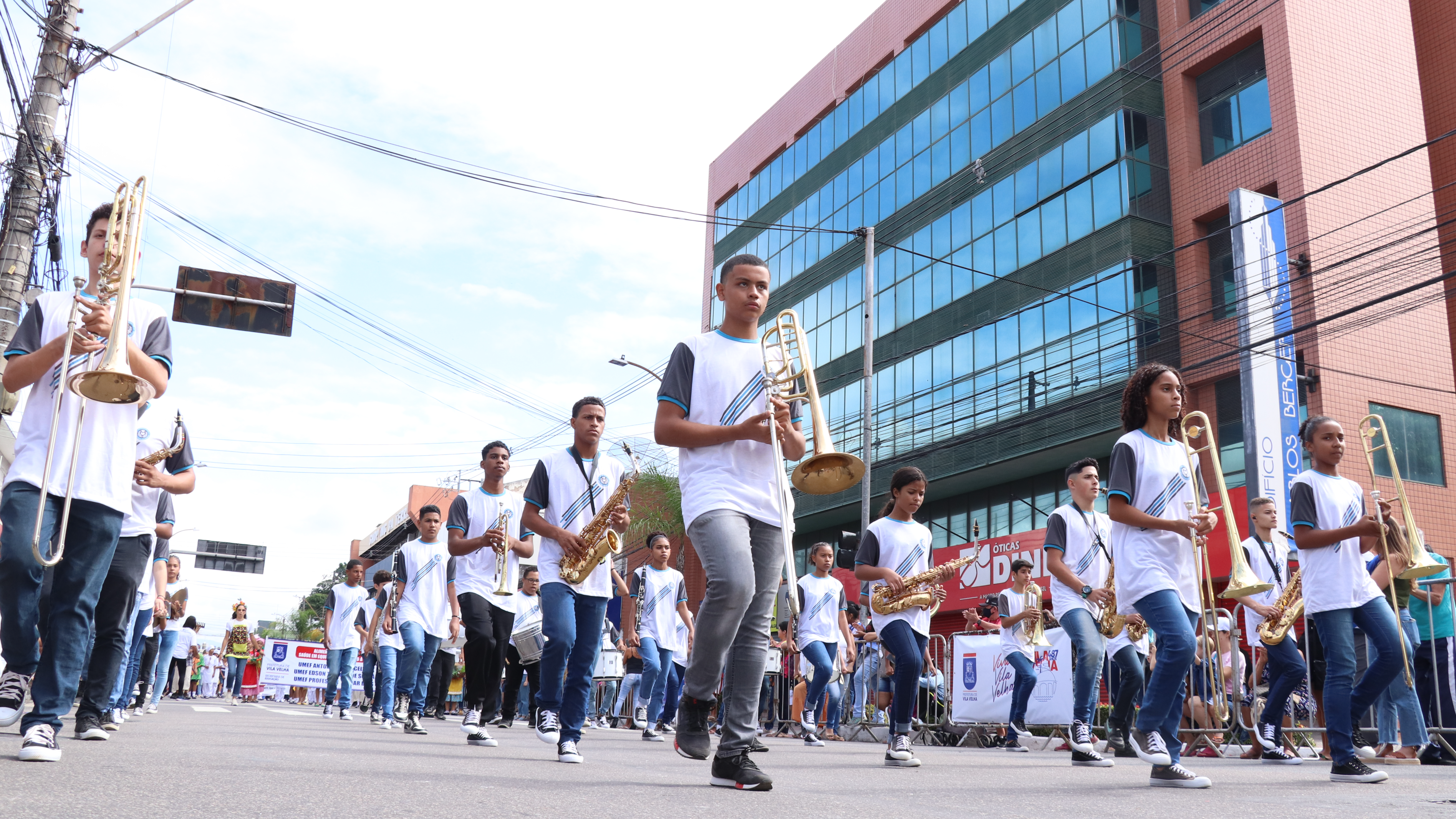 Banda da Escola Cívico-Militar participa de desfile em Vila Velha