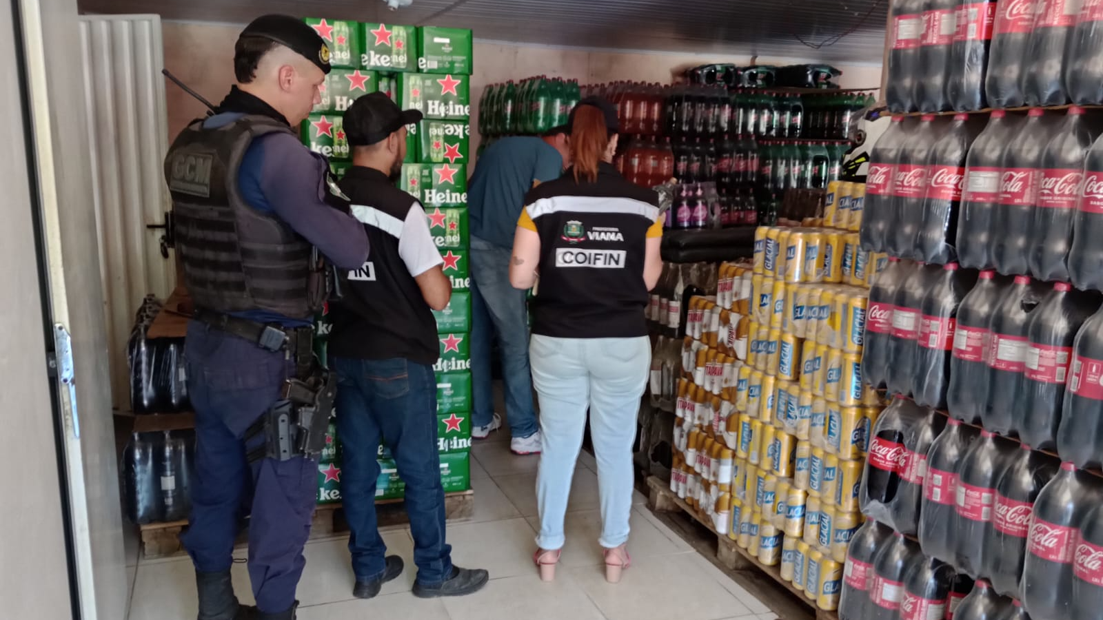 Operação conjunta em Viana apreende 372 garrafas de bebidas adulteradas