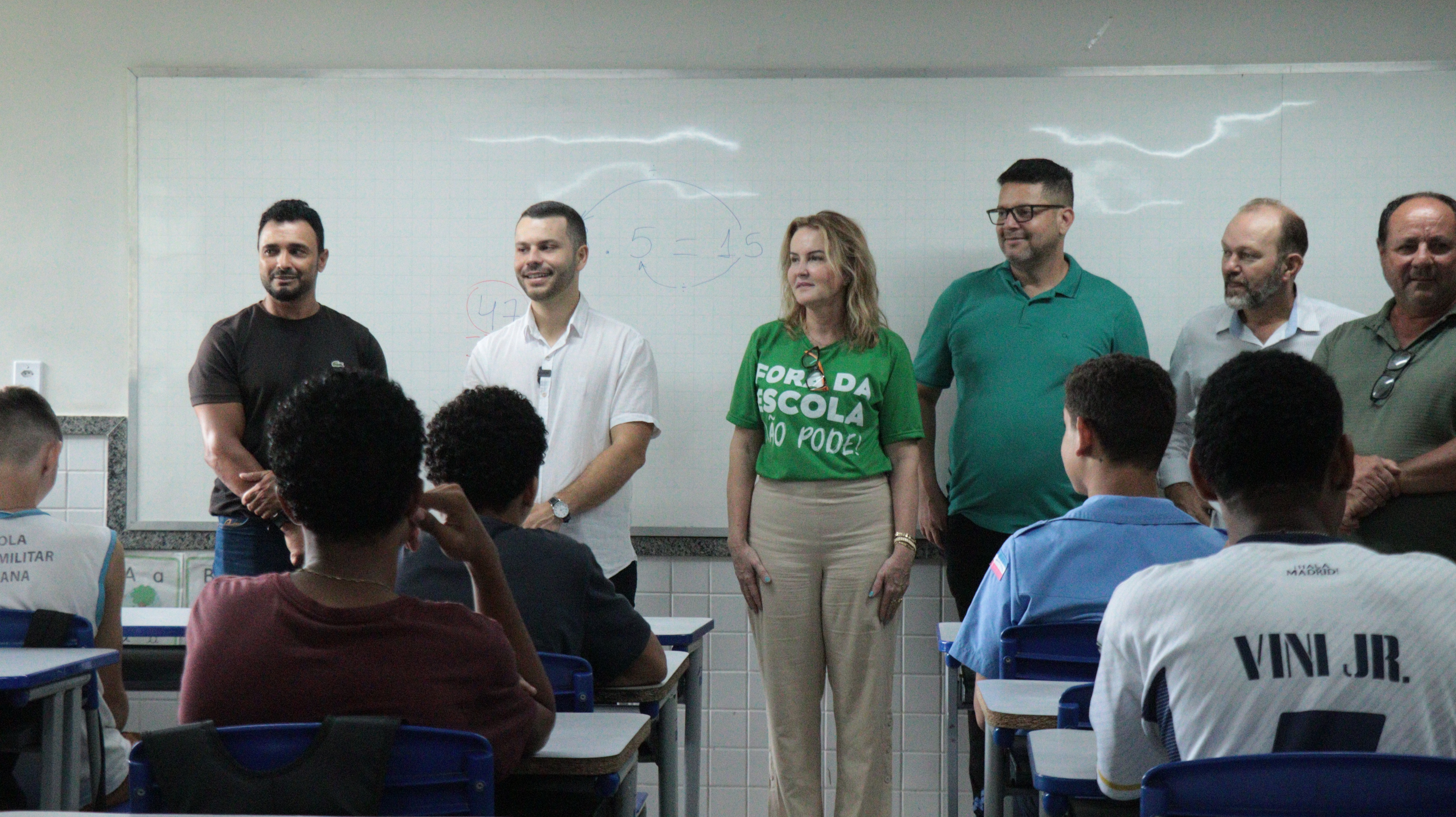 Primeiro dia de aulas em Viana é marcado por incentivo e novidades