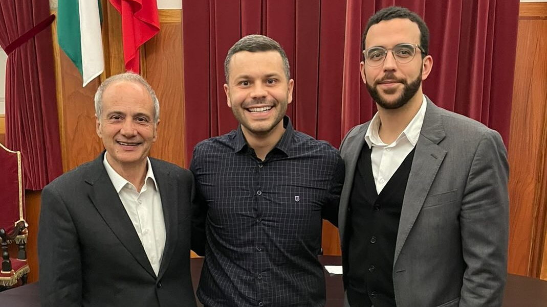 Prefeito Wanderson Bueno em visita ao prefeio de Guimarães, Domingos Bragança