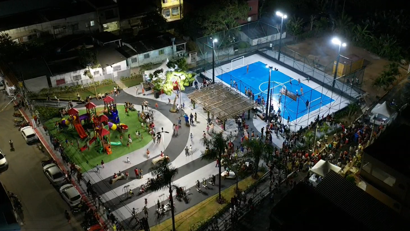 Praça de Areinha é entregue em festa com a comunidade