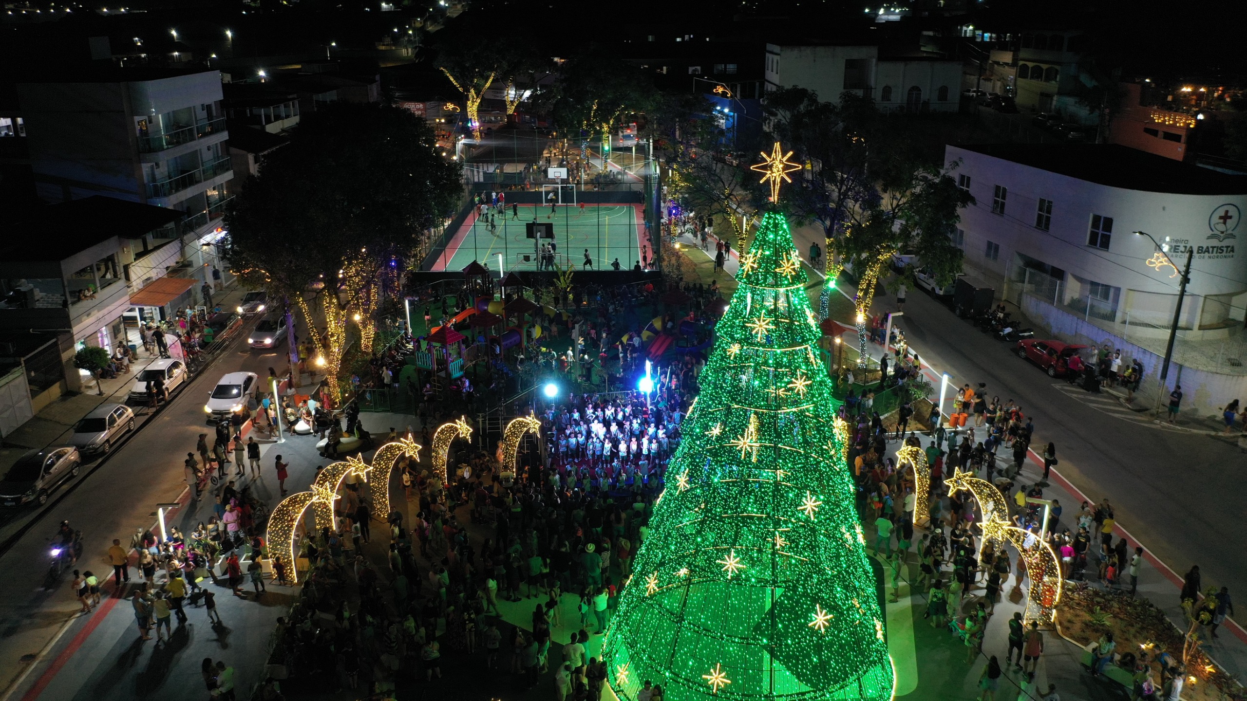 Festa de luzes: Praça João Sedde Neto brilha em noite inesquecível em Marcílio de Noronha