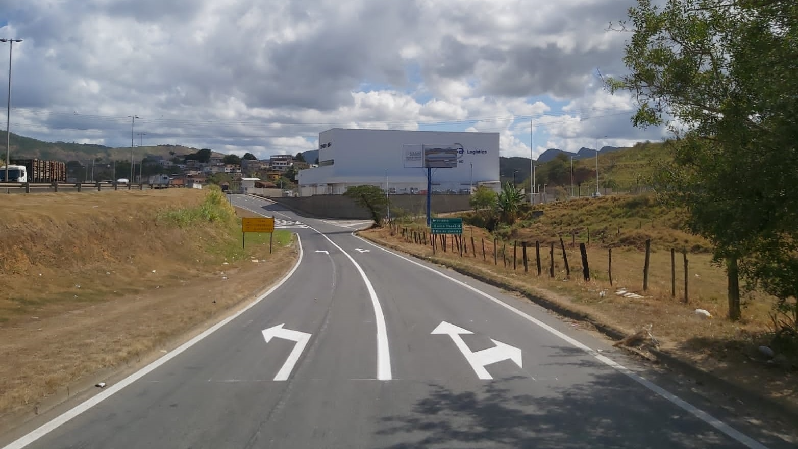 Obras para melhorar tráfego na BR 101 são feitas em Viana