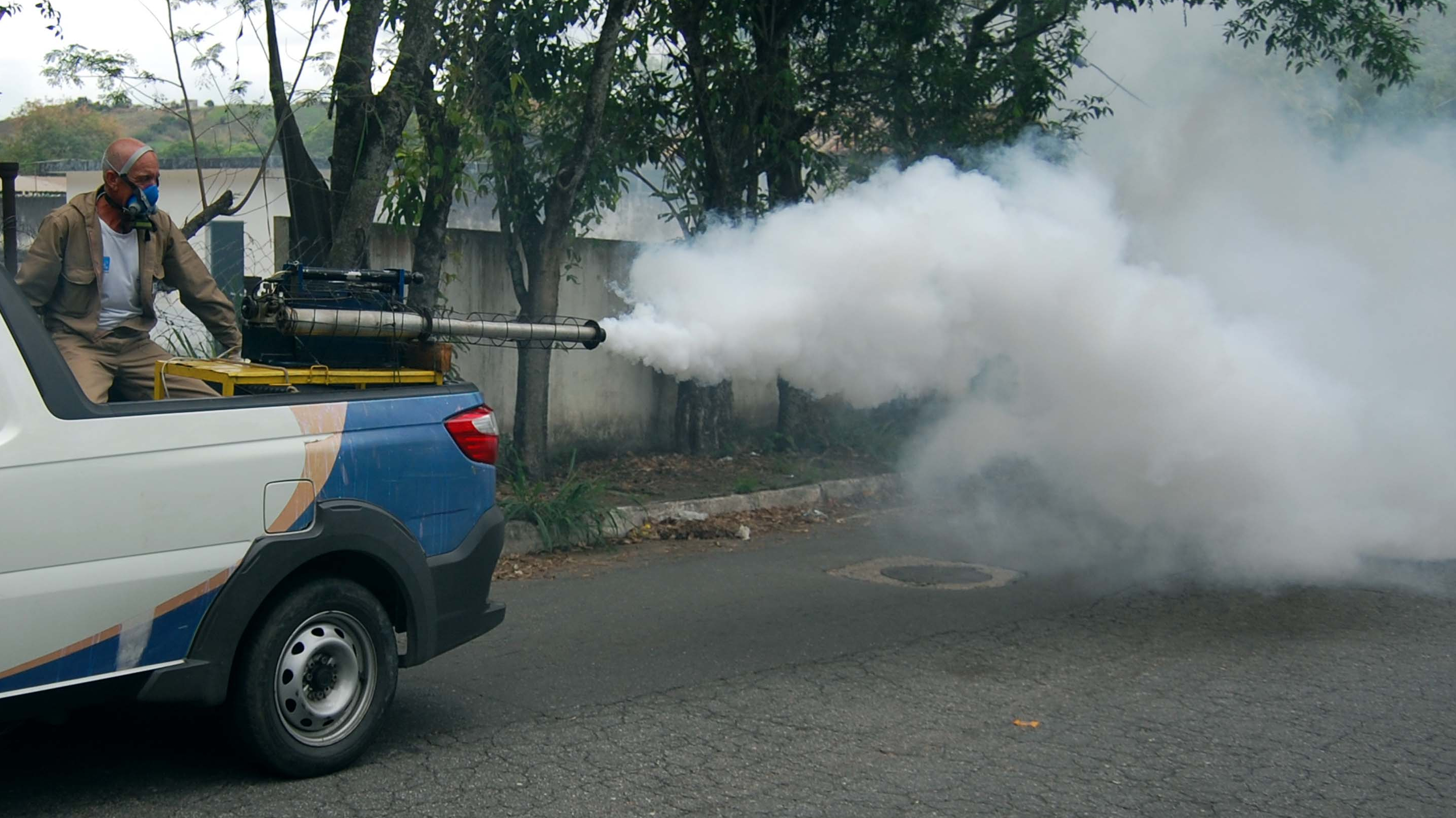 Viana intensifica ações em combate ao mosquito Aedes Aegypti com carro fumacê