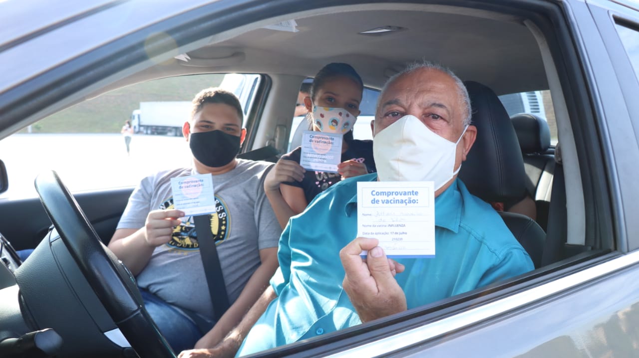 Altair Barreiros da Silva e seus netos também garantiram a proteção contra gripe.