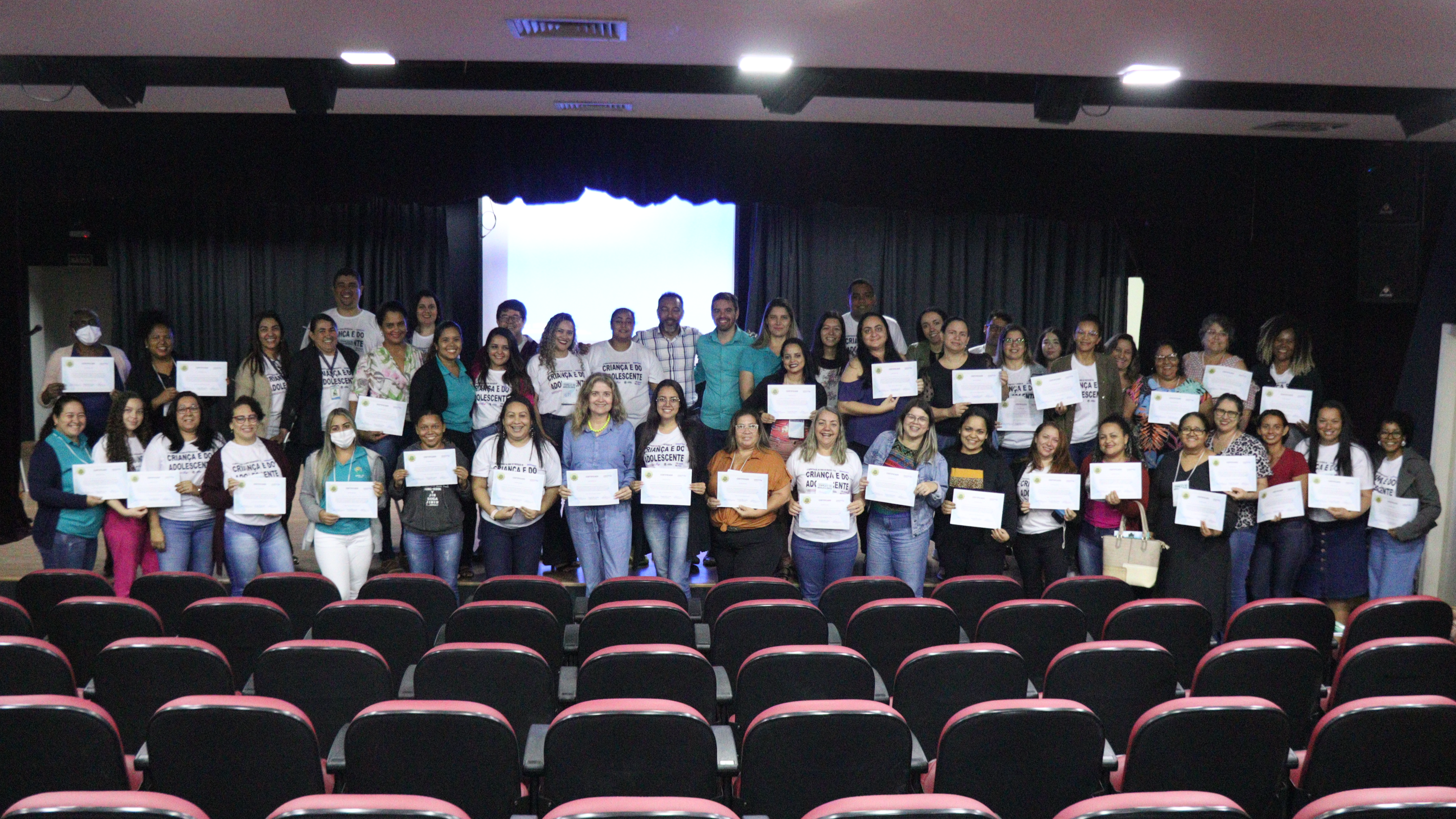 Participantes da 1ª Capacitação da Rede de Proteção da Criança e do Adolescente recebem certificados